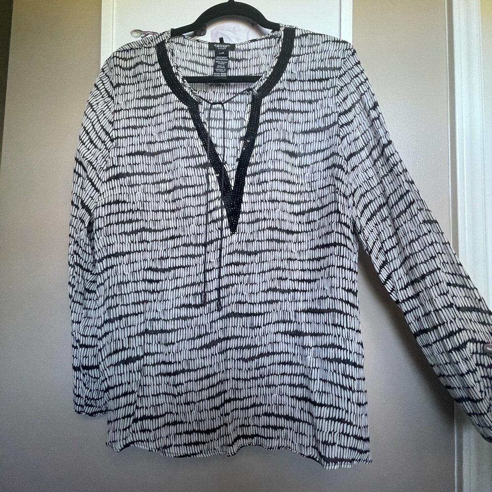 Olsen top size large EUC